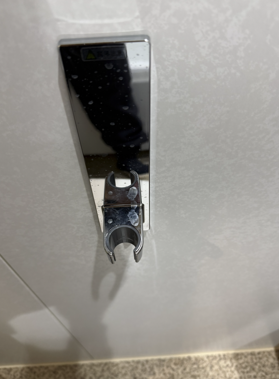 鏡面仕上げのパーツ類も水垢が目立つ