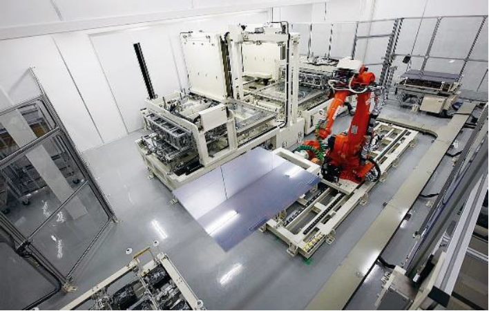 一条工務店グループ工場の自動化された生産ライン。ロボットアームによる部材の組立工程
