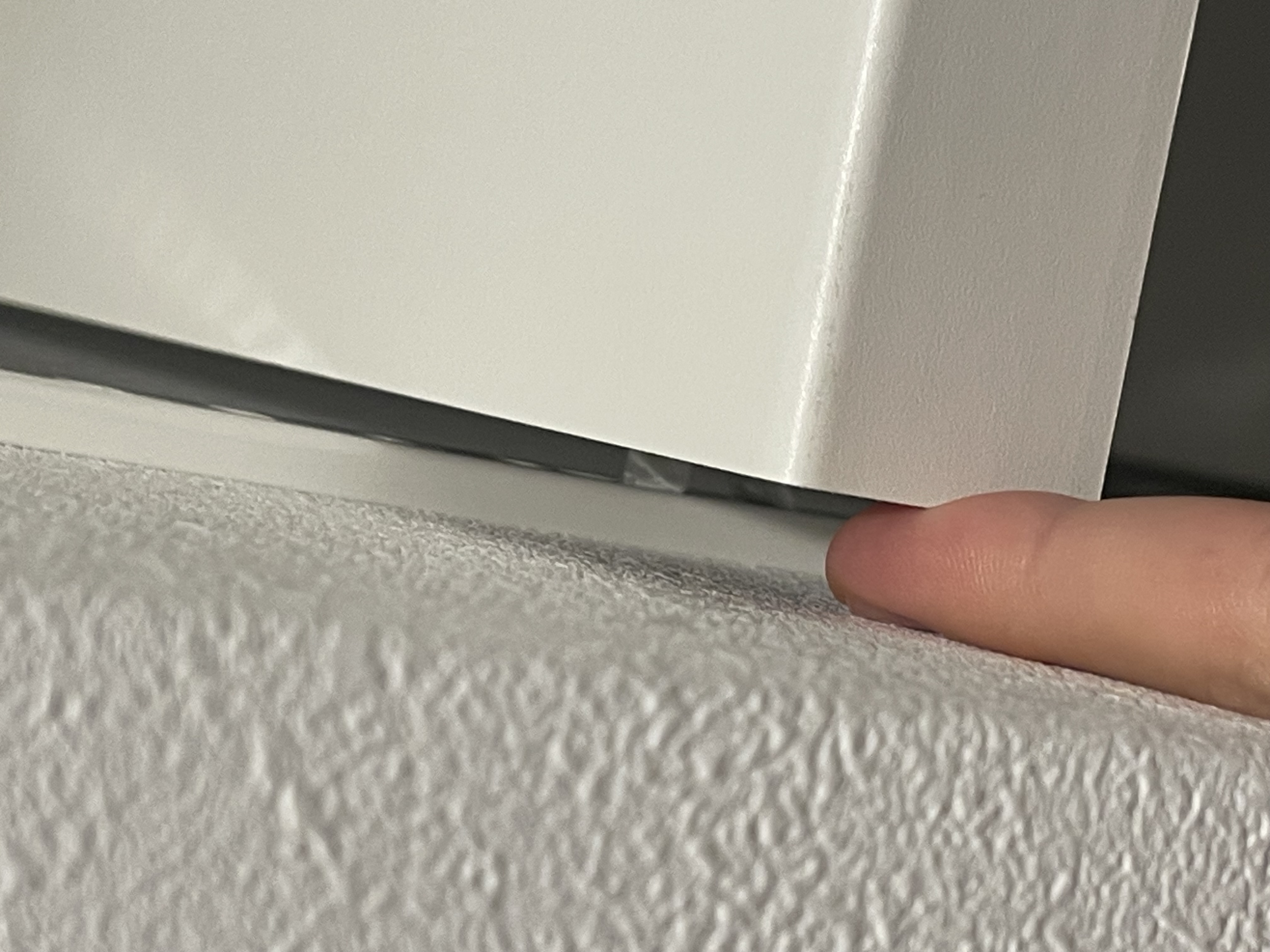 棚板の隙間にケーブルを通せる