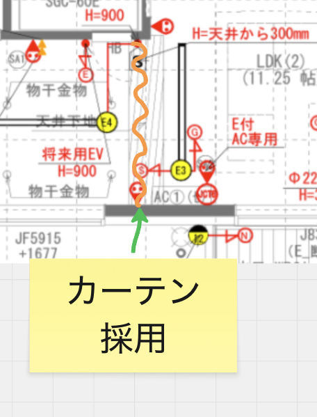 カーテンウォールにスポットライトを当てる演出