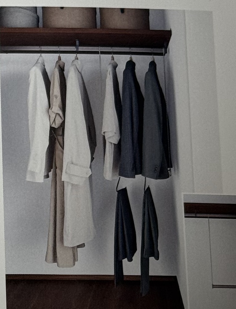 Next Walk-in Closetのダブルハンガー。上下2段のハンガーパイプにそれぞれシャツやジャケットが掛かっている