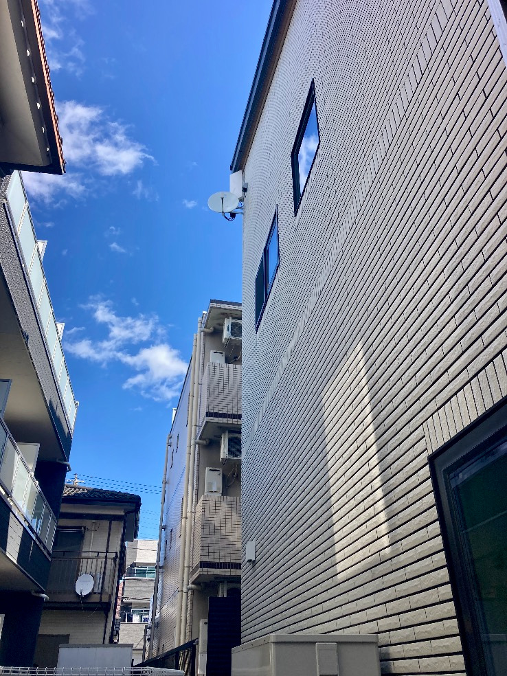 白い外壁の一条工務店の家の壁面に設置された白いデザインアンテナ。外観に馴染んで目立たない