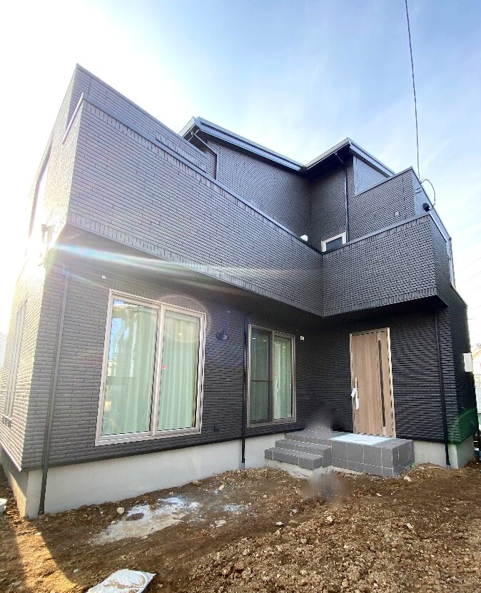 黒い外壁の一条工務店の新築戸建ての外観全景。アンテナが目立たないすっきりした外観