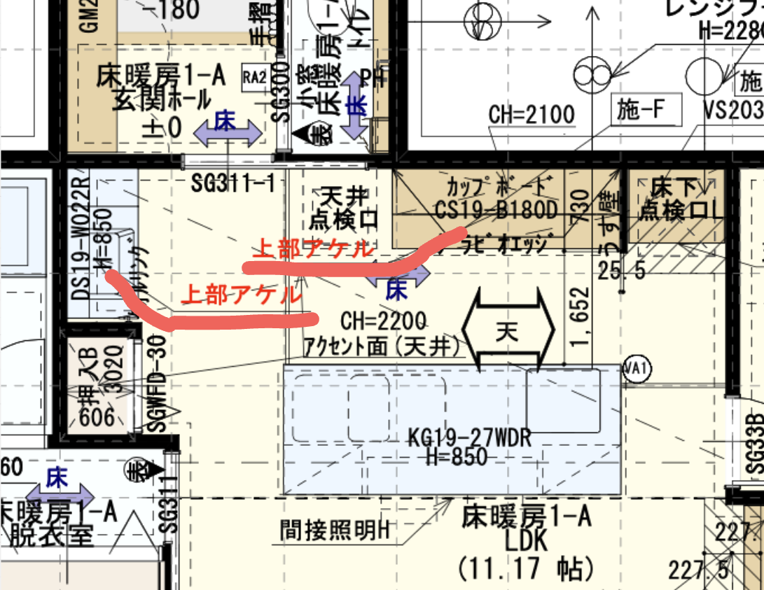 一条工務店の平面図。カップボード上と洗面台上の2箇所に「上部アケル」と赤字で書き込まれている検討段階の図面